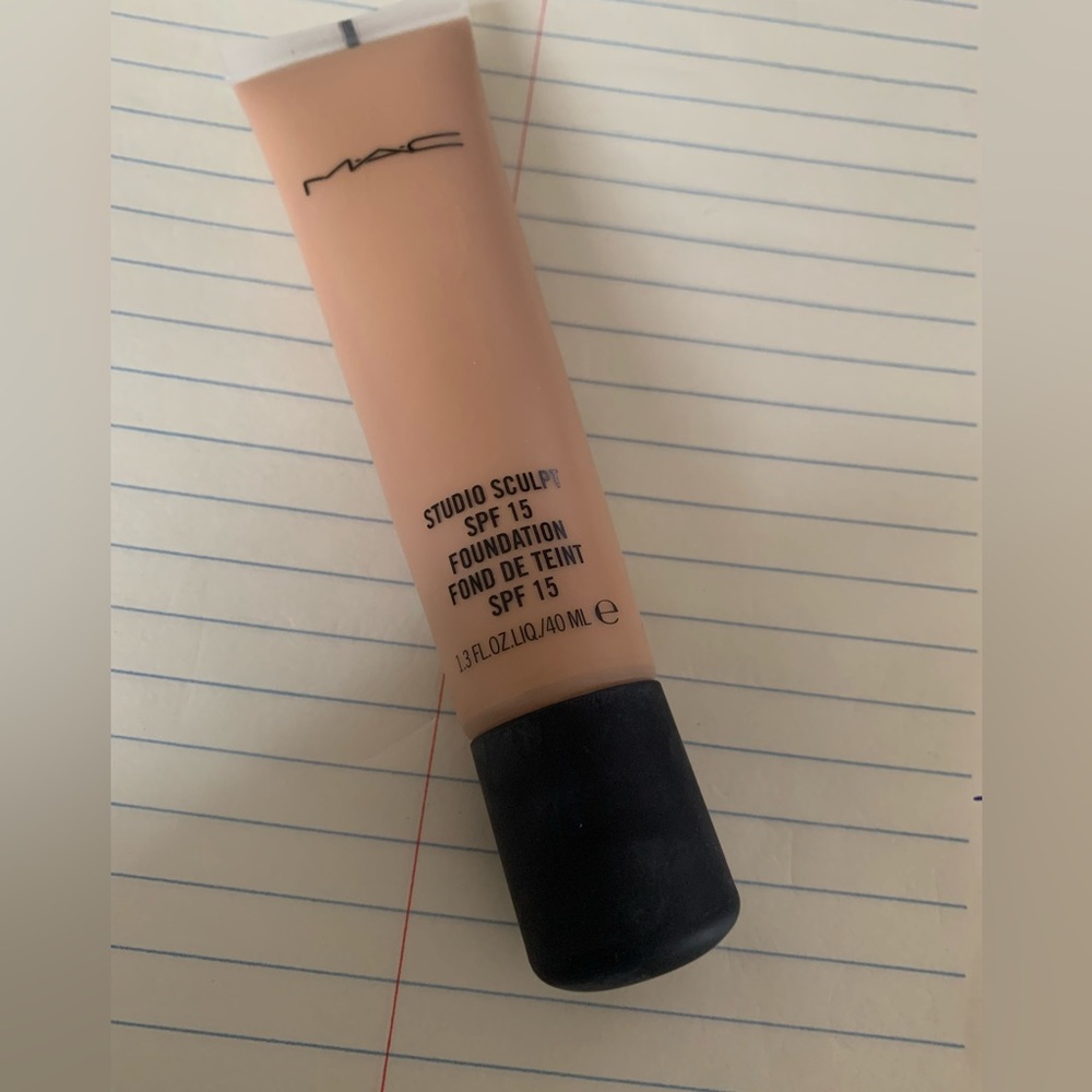 Like new! MAC studio sculpt spf 15 foundation in NC37